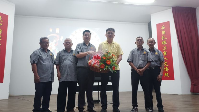 石角民立中学校友会&ldquo;赏灯品茗会&ldquo;大会主席蔡宗璟移交水果礼篮给砂拉越副总理拿督阿玛沈桂贤医生代表巴达旺市议会主席陈开。左起为民立中学校友会执委蔡明沐、署理主席张孙发；右起为福利萧双光、&rdquo;赏灯品茗会&ldquo;筹备会主席郑学河。