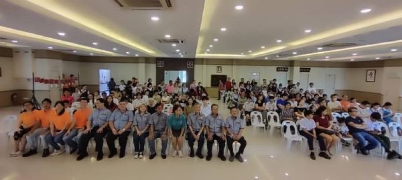 砂拉越李氏公会中秋联欢暨会员子女学奖励金颁发典礼上的合影。