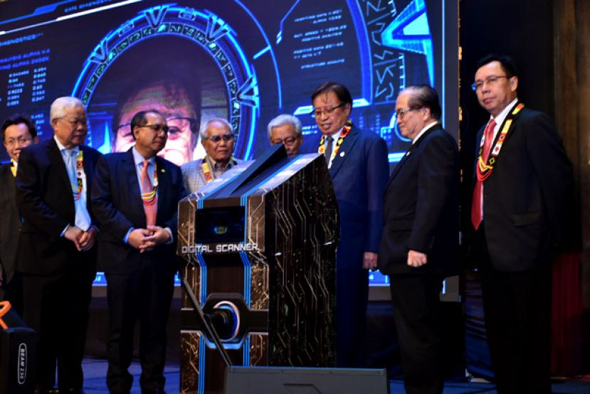 砂首长阿邦佐哈里（右三）主持2018年土地法典（修正）论坛闭幕礼。