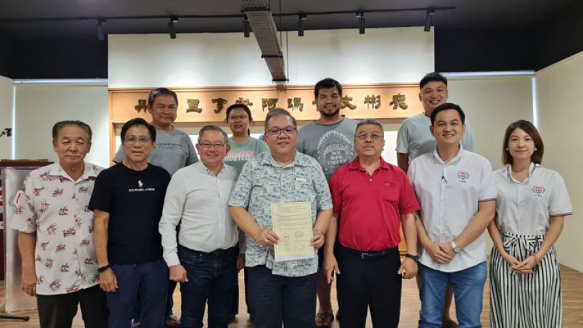 古晋中华中学校友会会长拿督黄国辉（前排左四）展示浙江大学国际教育学院委托为该校海外的招生推荐单位委任续约通知函。前排左一起为老中中校友事务组主任李东光、副会长曾应华、秘书长田荣喜。右一为 青年团副团长陈姚玟、副会长兼青年团团长陈明、署理会长许庆喜。后排左一起为教育组主任吴泽源、三中校友事务組主任刘淑花、康乐组陈通霖、副财政张职程。