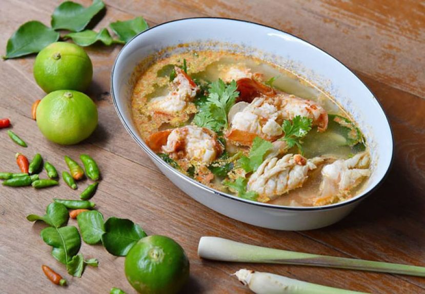 冬荫功是一道源自泰国中部河岸社区的传统酸辣虾汤，正式被联合国教科文组织列入非物质文化遗产名录。