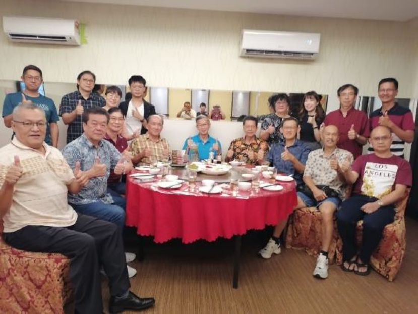 砂曾丘（邱）公会设宴款待国际赏识教育家曾桂安（前排右5）；右起为曾炳财、邱昌永、北市行政委员薛华东、四中校董会副主席沈楚鹏；砂曾丘（邱）公会会长曾瑞明（右6起）、曾宪成、邱盛熙、曾进发等人。