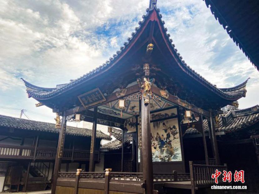 上王村修复后的古戏台。