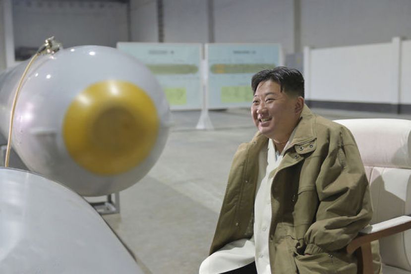 金正恩亲自视察指导核子无人攻击潜艇水中引爆试验。