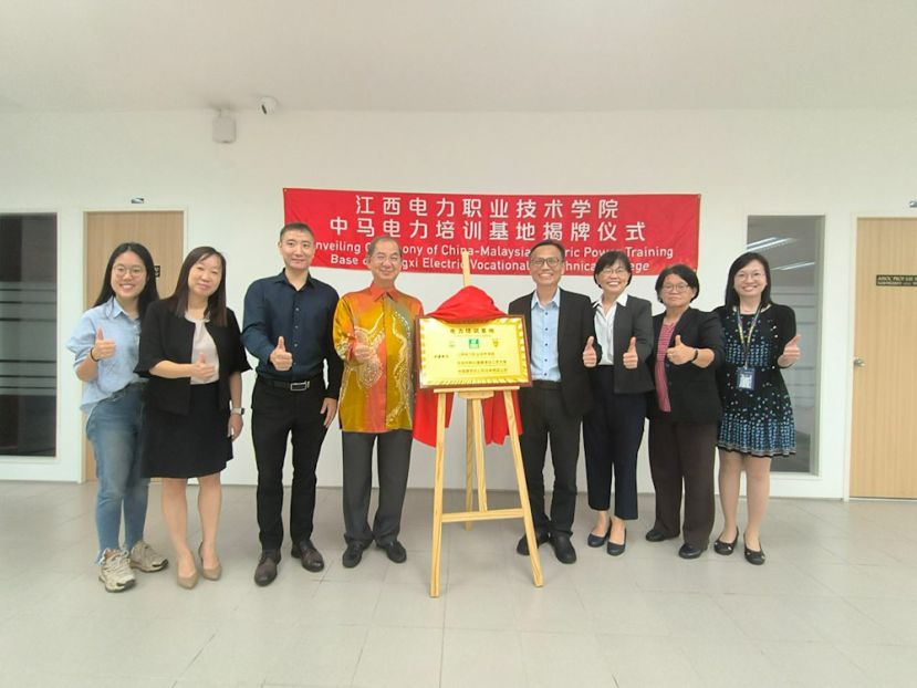 出席揭牌仪式还有拉曼理工大学谢素娟副校长（行政与国际事务管理）、黄华娟副校长（学术及品质管理），骆翠凤副校长（研发与商业化）、校长办公室经理陈奕君、中方代表王军博士、黄祖儿。