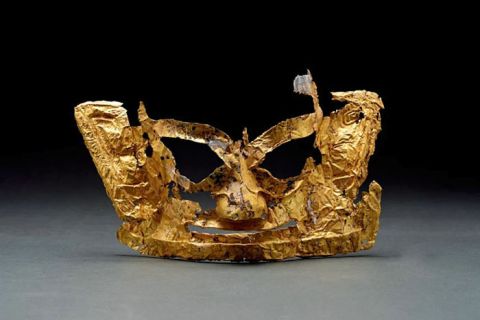 8号坑出土的金面具。