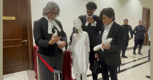 被告代表律师携带人体模型到法庭。