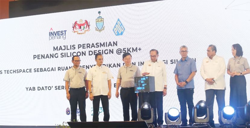 曹观友（左3起）陪同安华推介&ldquo;槟城矽设计@5km+&rdquo;，左起为阿兹巴卡、莫哈末阿都哈密、东姑扎夫鲁、三苏阿兹里及吕丽莲。