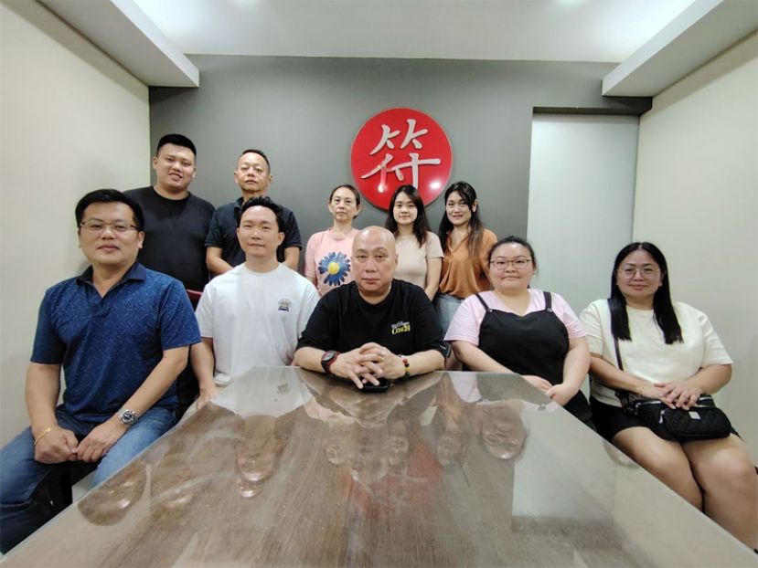 砂拉越古晋符氏宗亲会理事们合照。