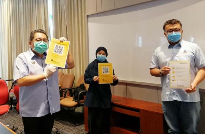 古晋南市市长拿督黄鸿圣（左一）推介&ldquo;QMUNITY&rdquo;位置追踪网络应用程序仪式。右一起为南市市议员吴芝辉市议员及代秘书扎伊娜。