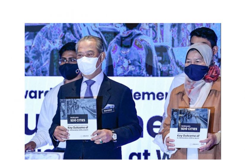 首相慕尤丁(左)为城市论坛主持开幕礼，右为房地部长祖莱达。
