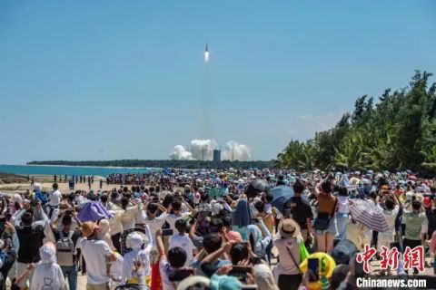 游客在文昌龙楼观看火箭点火发射升空现场。