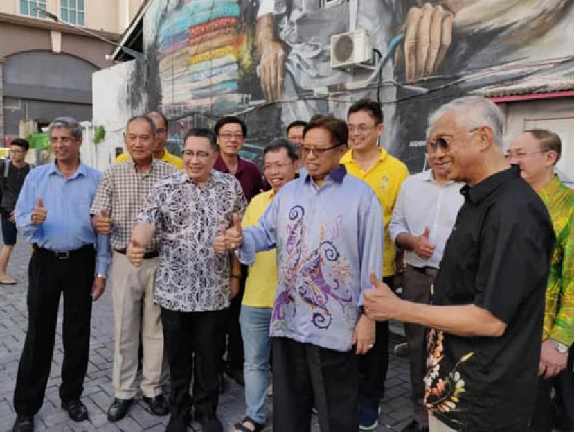 砂首长拿督巴丁宜阿邦佐哈里竖起拇指（右二）对印度街墙上的布商人壁画说赞。