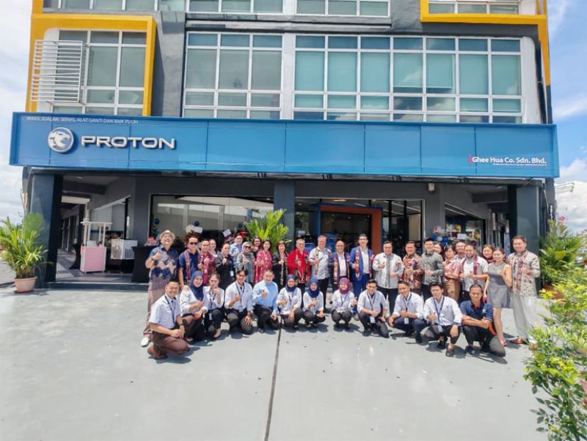 古晋北市市长希尔米奥曼（次排右七）、宝腾经销有限公司（Proton Edar）网络规划及发展副总监赵乐（次排右八）、宝腾经销有限公司（Proton Edar）网络规划及发展副主任扎卡里亚尤索（次排右九）及义华集团执行董事刘金兴（次排右六）等人在古晋美羅城宝腾义华3S中心合照。