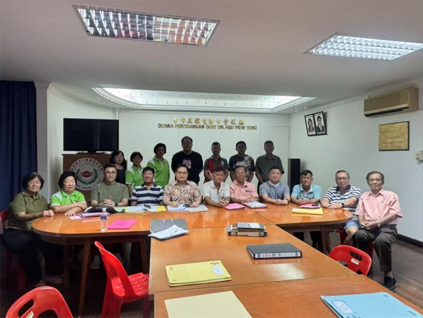 主席拿督吴标生（前排左5）与全体理事在会议后合影。