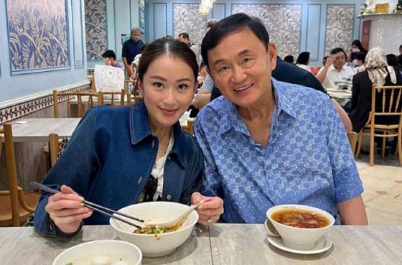 佩通坦(左)是否会成为家族的第三位泰国首相，成为民众焦点。右为其父亲他信。