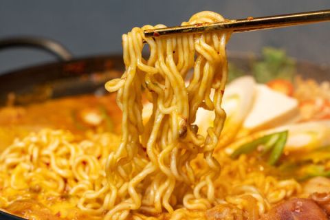 2024年越南人共吃掉约81亿4000万包泡面，换算下来平均每人一年吃81包。