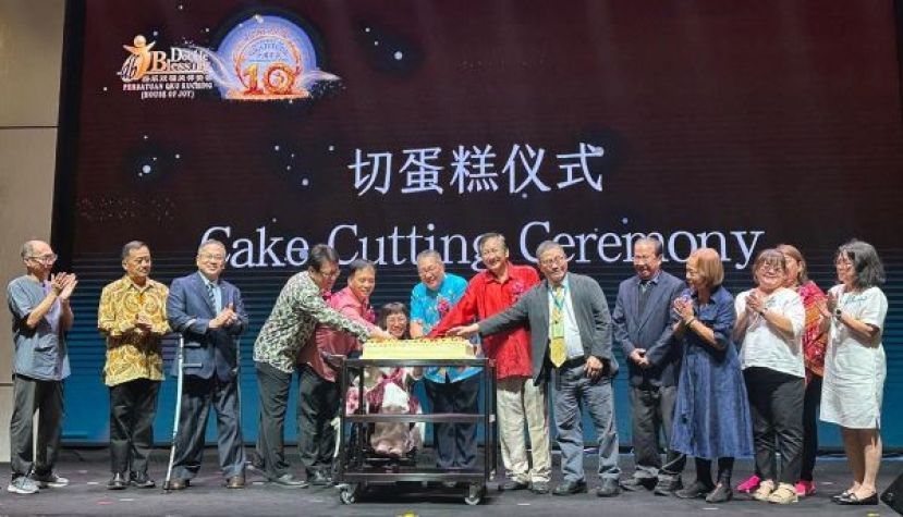 左四起为喜乐双福关怀协主席王凯麟、砂副政府秘书拿督许赞麒、喜乐双福关怀协创办人沈秋香、古晋南市市长拿督黄鸿圣、喜乐双福关怀协顾问拿督王长福及台湾伊甸社会福利基金会董事尹可名进行切蛋糕仪式。