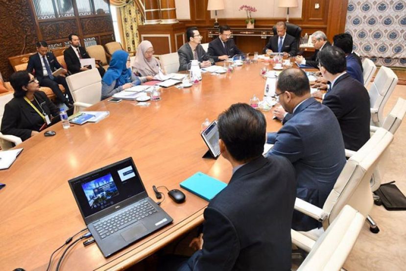 首相丹斯里慕尤丁聆听财政部及经济事务部官员汇报。(图片取自慕尤丁脸书)