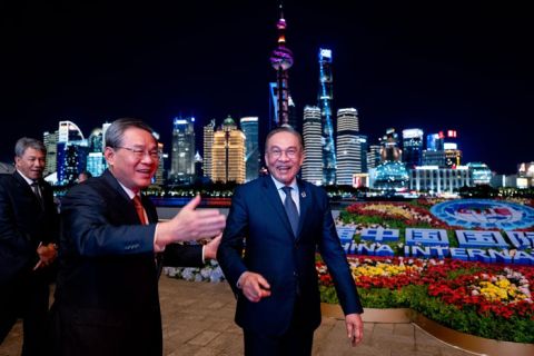 首相安华(右)与中国总理李强欣赏上海滩璀璨夜景。