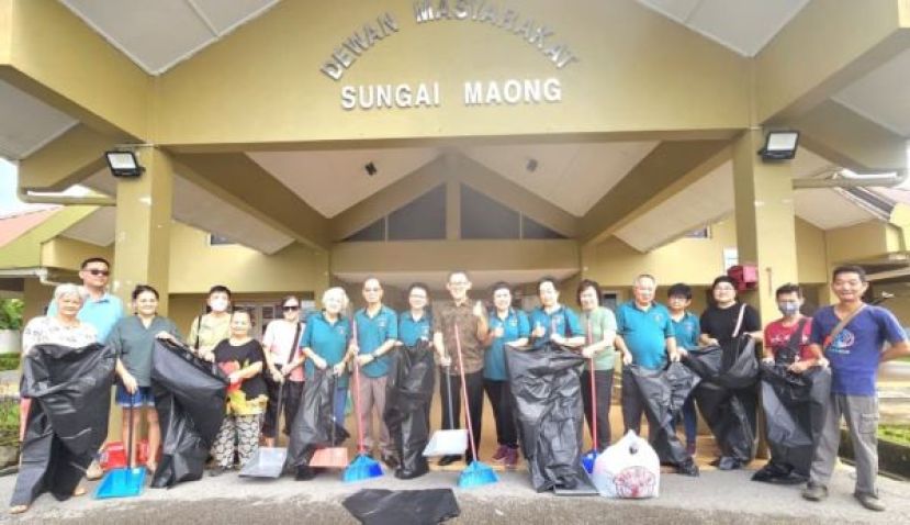 盐材港民众联谊会新会长甲必丹蔡枂蓉（左9起）、署理会长薛华东、秘书甲必丹何月明等人在盐材港民众会堂进行大扫除。