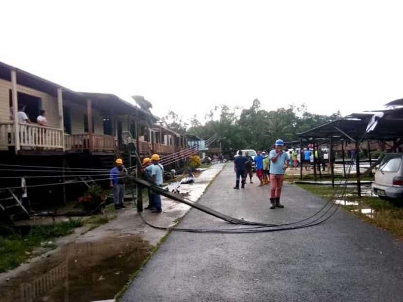 图①：砂电力公司技在灾场处理善后工作。