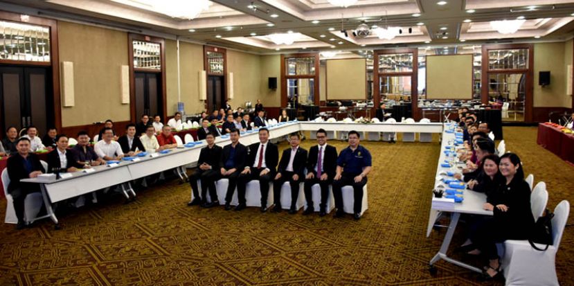 砂拉越中华总商会总会长李开运（中）出席砂中总青商交流会。