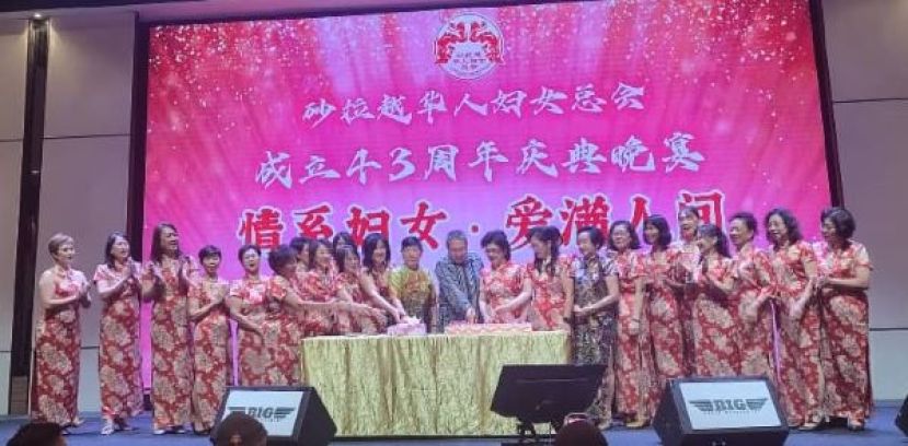 一同切蛋糕时摄。