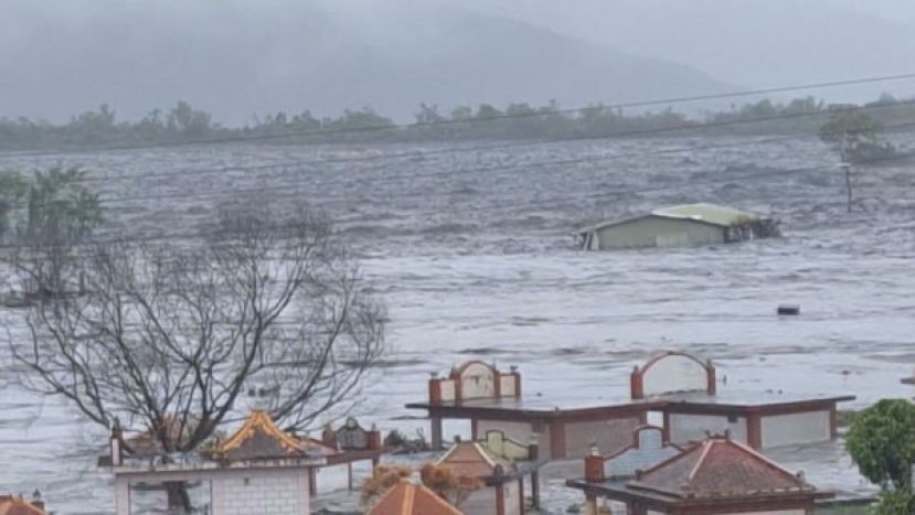 花莲马太鞍溪堰塞湖于23日下午发生坝顶溢流，滚滚泥流涌进下游市区。
