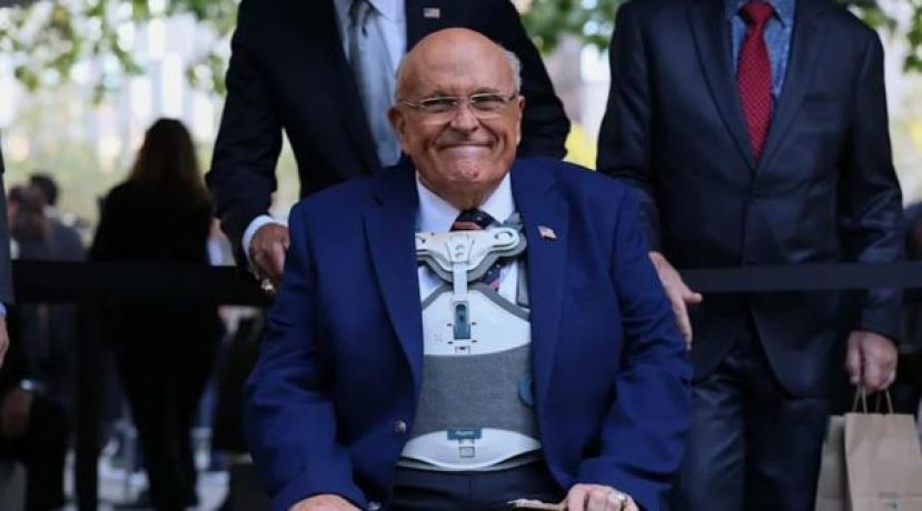  朱利安尼获赦免。