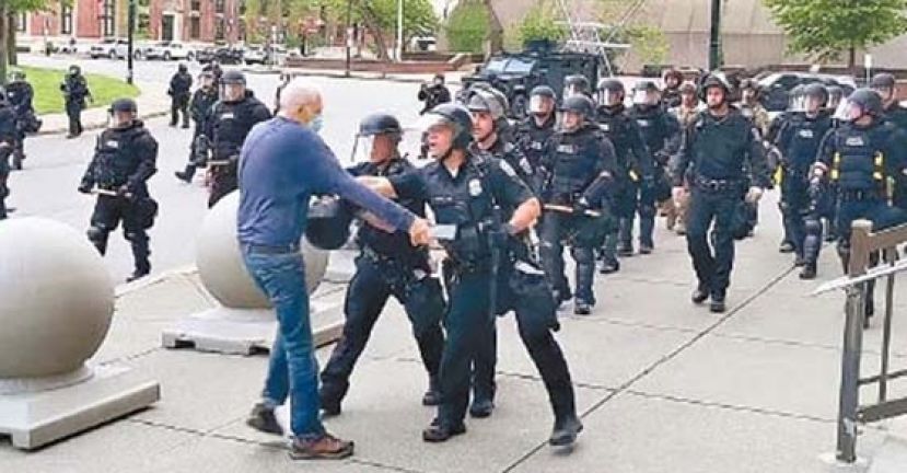 水牛城老翁被警员推跌事件，引发大批警员退出应急部队。