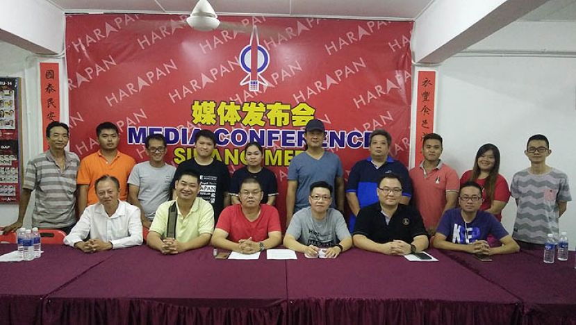 刘会文（坐右3）继续领导行动党柏拉旺支部。