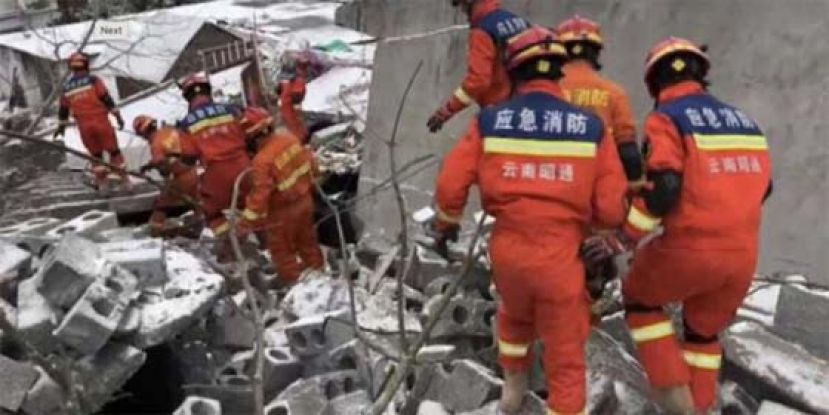 云南镇雄县发生土石流，已知44人被埋。