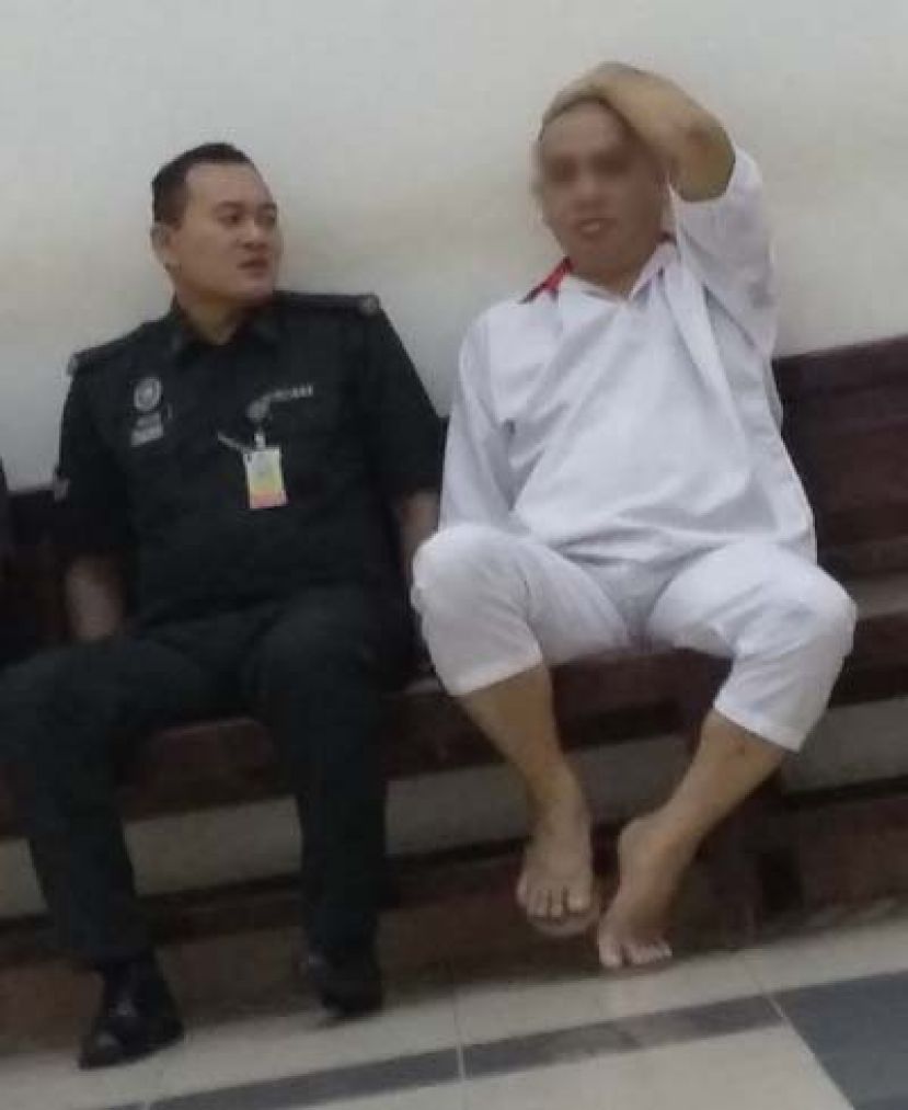 在监狱里住了两个星期的上诉人，和以往出庭接受审讯时完全不一样的风格。   