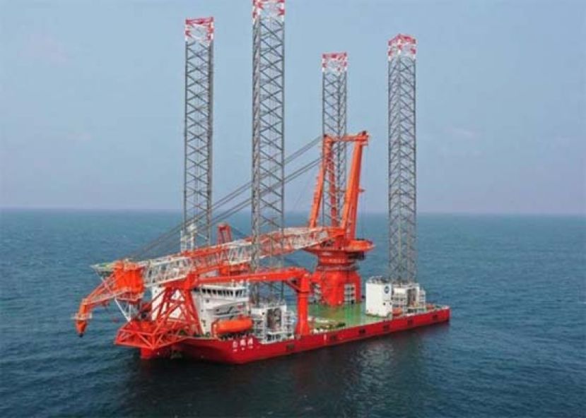 全球首艘    2千吨级海上风电安装平台交付投运。