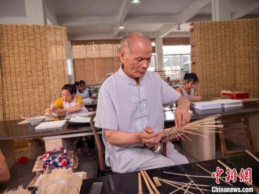 邱广初制作扇骨。