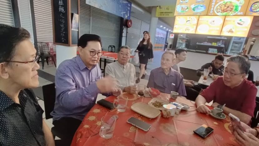 斯里阿曼华总会长拿督吴标生博士（左二）呼吁地方议会执法单位将野狗逮捕，任何饲养狗只的狗主，若放任狗只在外面游荡，狗主就应该被罚款。