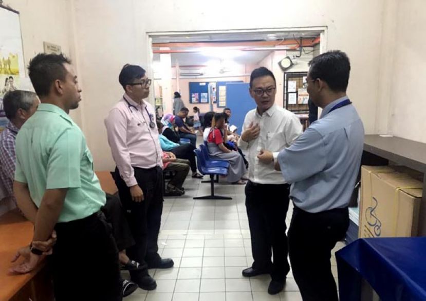 符祥威（右二）到丹那布迪政府诊视察，了解诊所建设的进展。