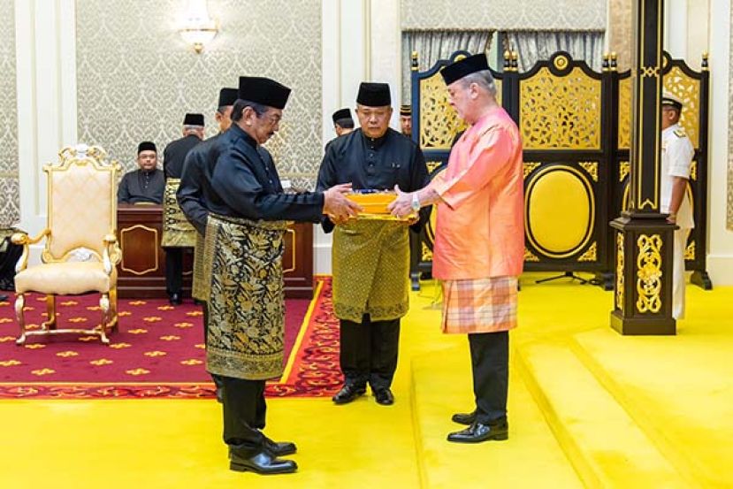 ●国家元首苏丹依布拉欣移交委任状予敦慕沙阿曼。