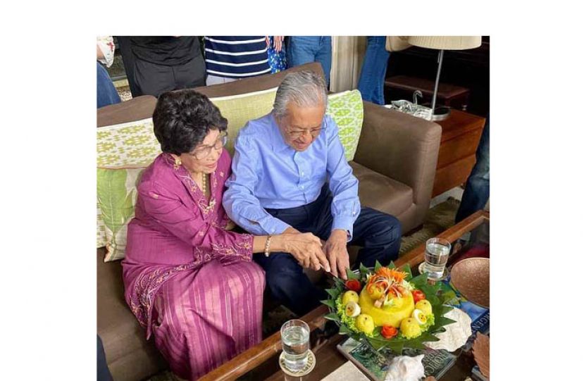 敦马哈迪与敦西蒂哈斯玛共切祝结婚64周年纪念蛋糕。