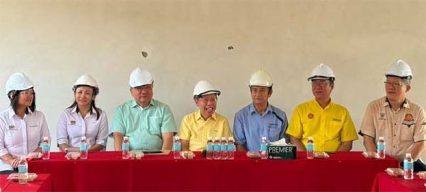 在活动上一摄。左起为砂教育局督学郑桂珠、实胆彬中华中学校长郑紫霞、晋汉连省津贴华小董联会会长蔡文铎、砂副总理拿督阿玛沈桂贤、实胆彬中华公学校董会主席贝文美、哥打圣淘沙区议员叶耀星以及本固鲁赖文麒。