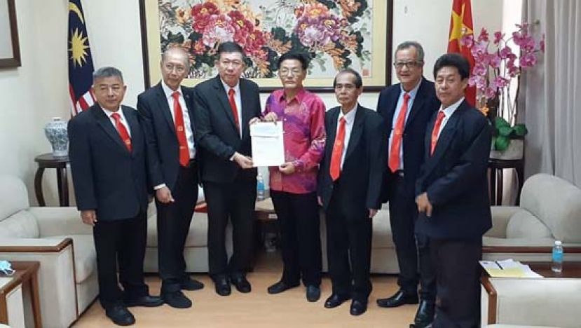 世界沈氏宗亲联谊总会会长沈茂强（左3）移交捐款予中国驻古晋总领事程广中（中），左起为总财政沈春勳、交际与协调沈汉荣，右起为大马沈总委员沈锦财、世总副主席沈德光及总秘书长沈耀发。