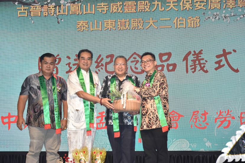 黄鸿圣：寺庙社团凝聚乡亲 弘扬孝道文化