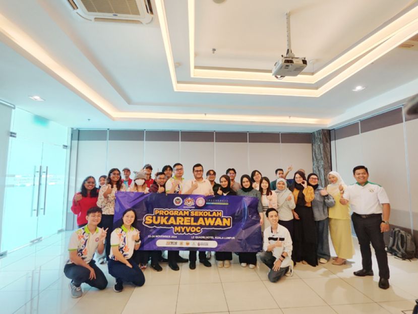 马佛青总秘书邹翔源（第二排左五）和闭幕嘉宾兼马来西亚青年会总会长穆罕默德&middot;伊扎特&middot;阿菲菲&middot;阿都哈密（第二排左六）在闭幕仪式后与参与者拍大合照。 