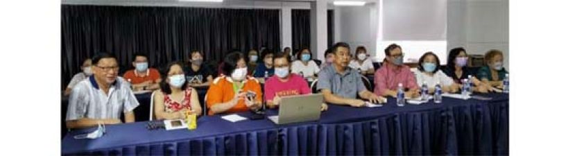 古晋潮州公会首办线上潮语短期集训班成功举行，左一起为文化股主任沈汉忠，妇女组财政方淑英，妇女组主任郑姝萍，古晋潮州公会秘书长林苇，会长周文盛，副财政拿督沈坚石，妇女组秘书郭珊瑚，副秘书曾玉华，以及妇女组名誉顾问郑雪云。