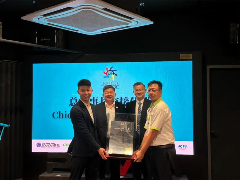 桂荣（右）从刘俊贤（左）手中接过八大华青历届总理事长牌匾，郑学方公使（右二）与拿督林家全太平局绅（左二）共同见证交接。