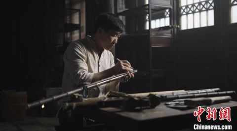 玉屏箫笛制作大师姚茂顺在制作玉屏箫笛。