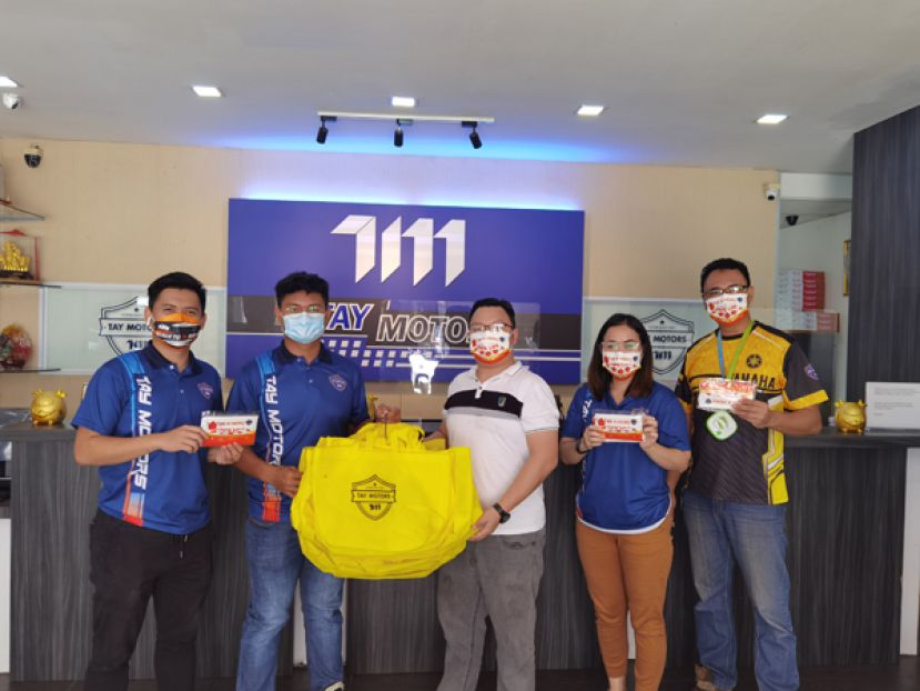 郑摩多专卖店代表彭冠雄（左二）移交赞助礼品予古晋福建福建公会青年团教育陈俊延（右三）。左一为郑  摩多专卖店代表刘俊毅、右二为Stacy Ann Anak Kirip及古晋福建公会青年团秘书陈俊贤（右一）。