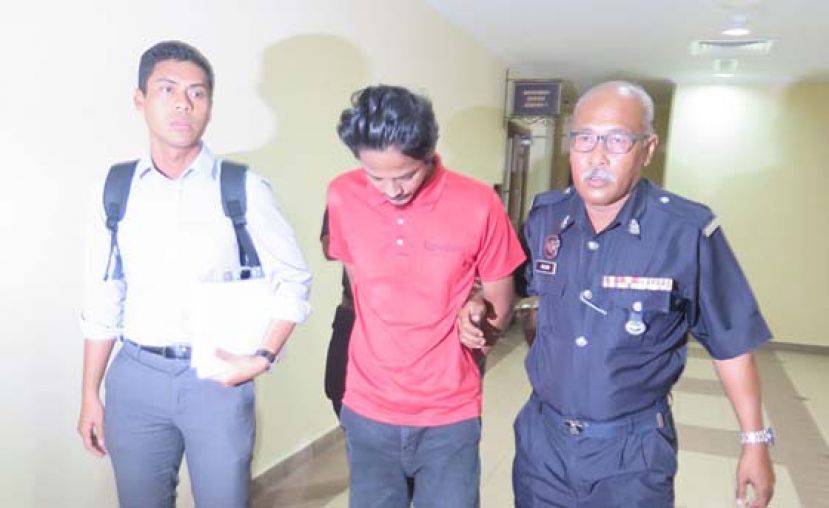 被告伊万兹（中）被警员带上法庭。