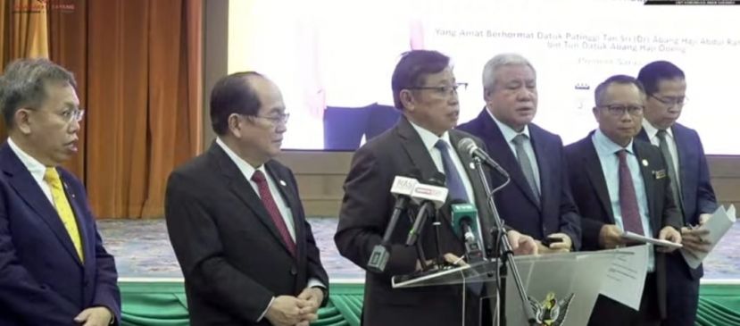 砂总理拿督巴丁宜丹斯里阿邦佐哈里（左三）在宣布“我亲爱的砂拉越特别援助配套9.0”时摄.。